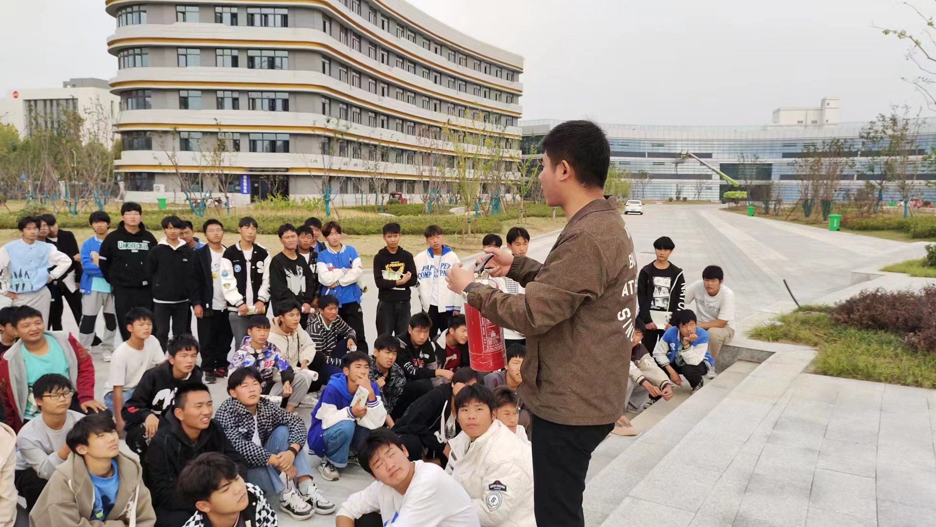 汽车系举办消防安全教育和灭火器操作培训