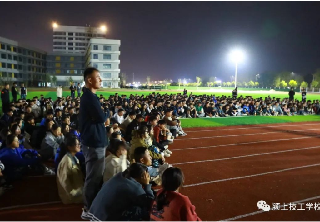 感前人光辉 正我辈风骨——167.net必赢官网组织新生观看爱国影片